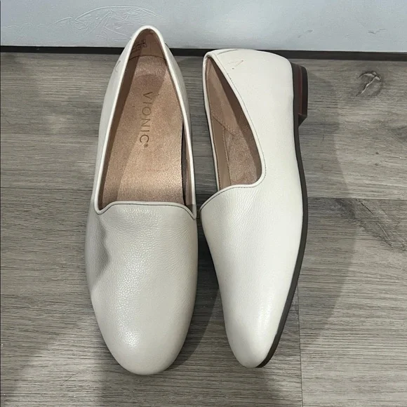 New! Vionic Cream Willa II Slip On Leather‎ Loafers, Size 7. - Picture 2 of 7